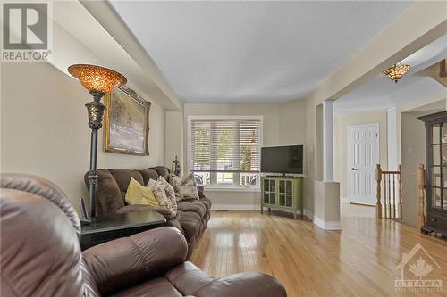 808 Nesting Way, Ottawa, ON - Indoor Photo Showing Living Room