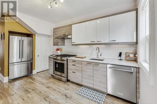 82 Ottawa Street S, Hamilton (Delta), ON - Indoor Photo Showing Kitchen With Upgraded Kitchen