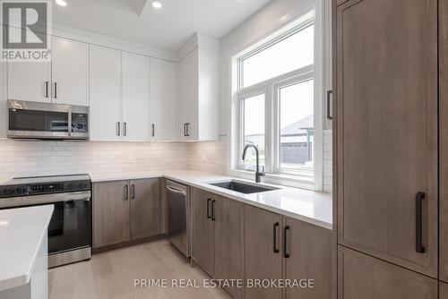 35 - 63 Compass Trail, Central Elgin (Port Stanley), ON - Indoor Photo Showing Kitchen With Upgraded Kitchen