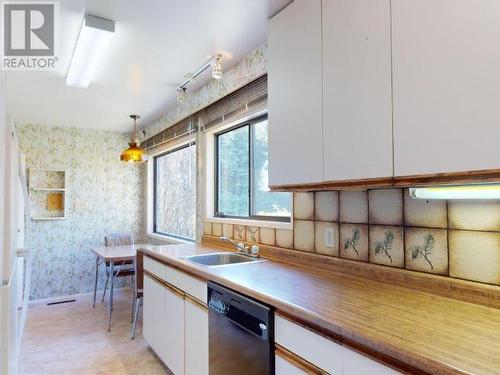 7108 Kemano Street, Powell River, BC - Indoor Photo Showing Kitchen