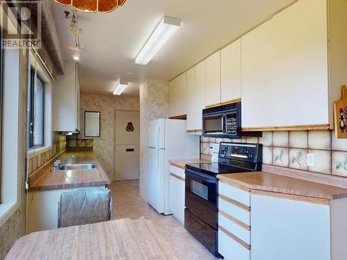 7108 Kemano Street, Powell River, BC - Indoor Photo Showing Kitchen