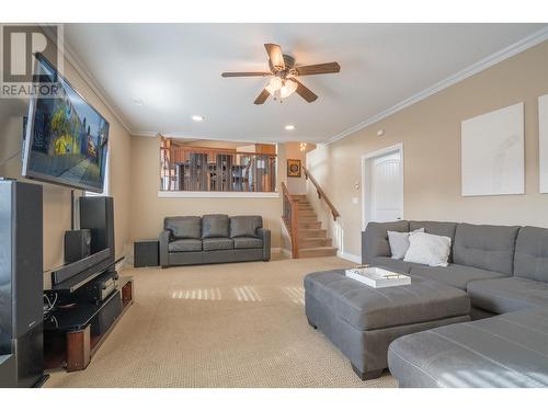 8542 St Lawrence Avenue, Prince George, BC - Indoor Photo Showing Living Room