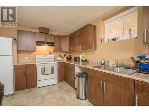 8542 St Lawrence Avenue, Prince George, BC - Indoor Photo Showing Kitchen With Double Sink