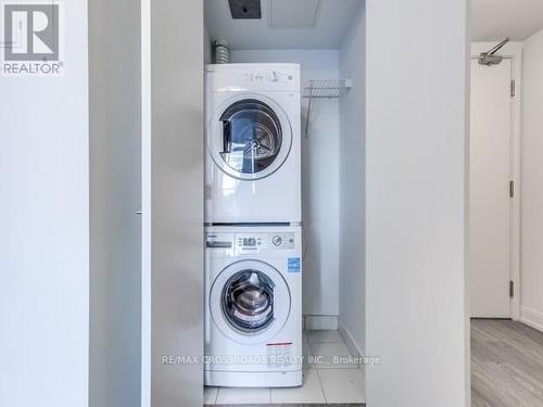 910 - 181 Dundas Street E, Toronto, ON - Indoor Photo Showing Laundry Room