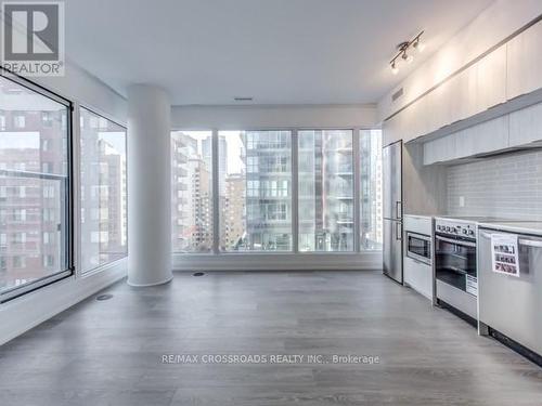 910 - 181 Dundas Street E, Toronto, ON - Indoor Photo Showing Kitchen