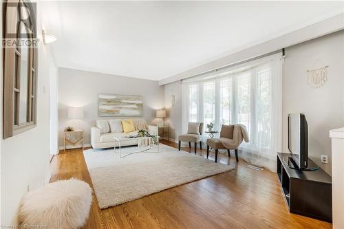 8 Camelot Drive, Hamilton, ON - Indoor Photo Showing Living Room