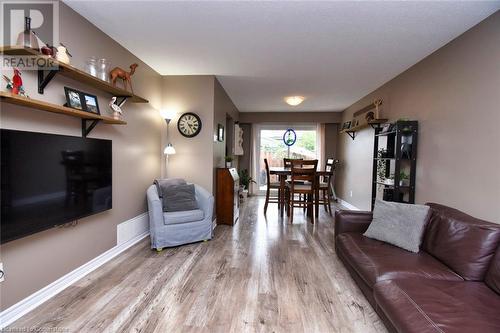 150 Gateshead Crescent Unit# 122, Stoney Creek, ON - Indoor Photo Showing Living Room