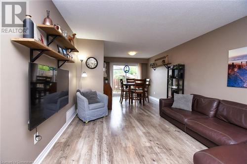 150 Gateshead Crescent Unit# 122, Stoney Creek, ON - Indoor Photo Showing Living Room