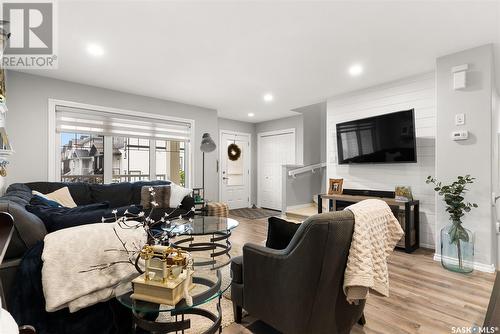 5545 Cederholm Avenue, Regina, SK - Indoor Photo Showing Living Room