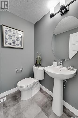 102 Katz Avenue, Saskatoon, SK - Indoor Photo Showing Bathroom