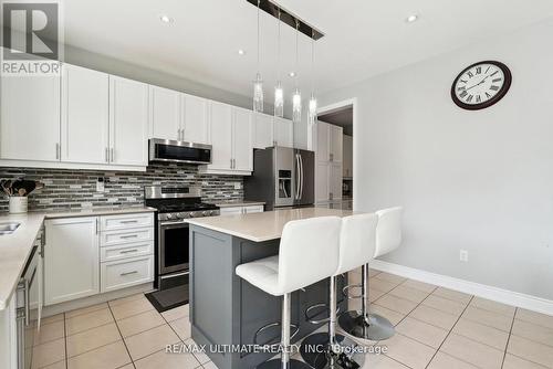 204 Strachan Trail, New Tecumseth, ON - Indoor Photo Showing Kitchen With Upgraded Kitchen