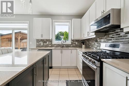 204 Strachan Trail, New Tecumseth, ON - Indoor Photo Showing Kitchen With Upgraded Kitchen