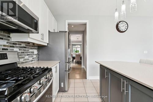 204 Strachan Trail, New Tecumseth, ON - Indoor Photo Showing Kitchen With Upgraded Kitchen