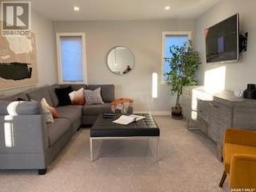 118 Katz Avenue, Saskatoon, SK - Indoor Photo Showing Living Room