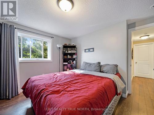 18 Ridgeway Avenue, Barrie, ON - Indoor Photo Showing Bedroom