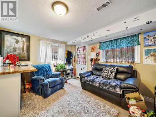 18 Ridgeway Avenue, Barrie, ON - Indoor Photo Showing Living Room