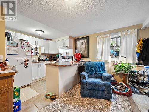 18 Ridgeway Avenue, Barrie, ON - Indoor Photo Showing Kitchen