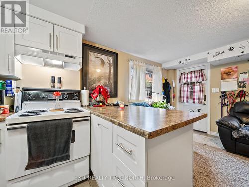 18 Ridgeway Avenue, Barrie, ON - Indoor Photo Showing Kitchen