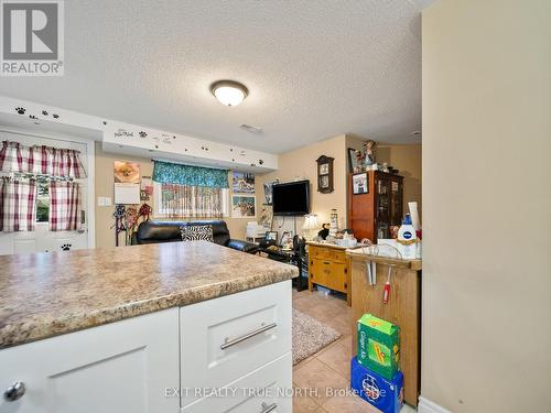 18 Ridgeway Avenue, Barrie, ON - Indoor Photo Showing Kitchen