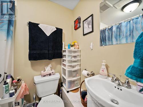 18 Ridgeway Avenue, Barrie, ON - Indoor Photo Showing Bathroom