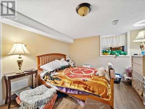 18 Ridgeway Avenue, Barrie, ON - Indoor Photo Showing Bedroom