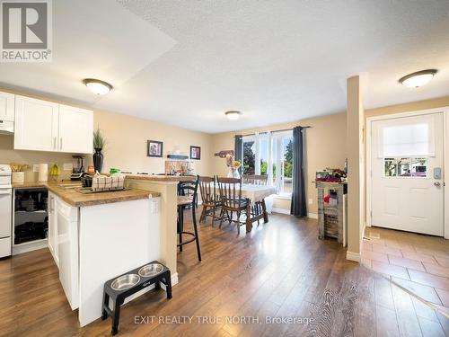 18 Ridgeway Avenue, Barrie, ON - Indoor Photo Showing Kitchen