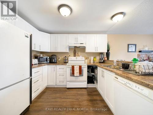 18 Ridgeway Avenue, Barrie, ON - Indoor Photo Showing Kitchen With Double Sink