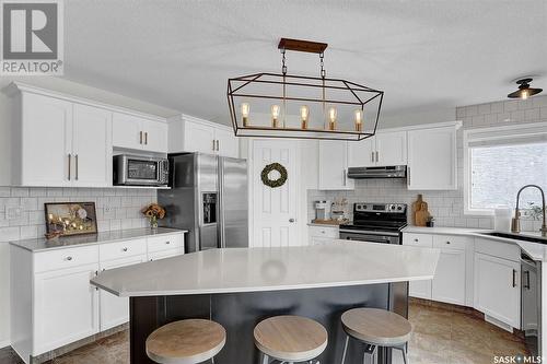 3640 Bishop Crescent E, Regina, SK - Indoor Photo Showing Kitchen With Upgraded Kitchen