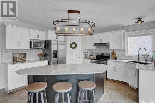 3640 Bishop Crescent E, Regina, SK - Indoor Photo Showing Kitchen With Upgraded Kitchen