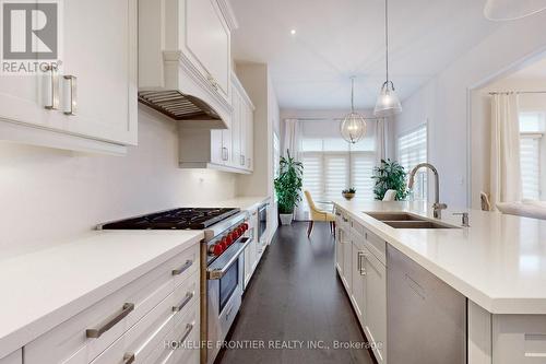 70 Threshing Mill Boulevard, Oakville, ON - Indoor Photo Showing Kitchen With Double Sink With Upgraded Kitchen