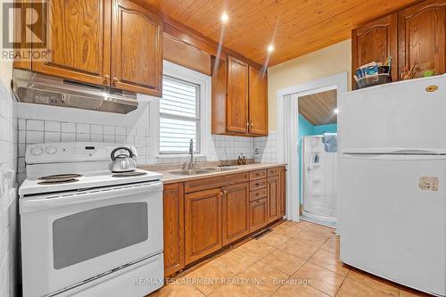 94 East 35Th Street, Hamilton, ON - Indoor Photo Showing Kitchen With Double Sink