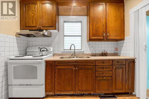 94 East 35Th Street, Hamilton, ON - Indoor Photo Showing Kitchen With Double Sink