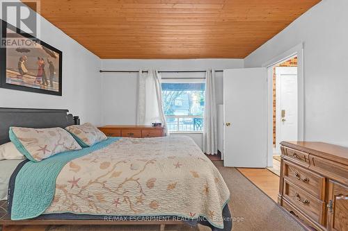 94 East 35Th Street, Hamilton, ON - Indoor Photo Showing Bedroom