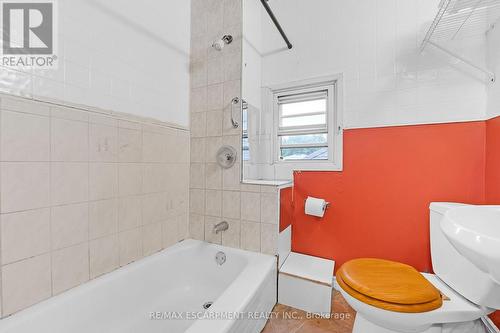 94 East 35Th Street, Hamilton, ON - Indoor Photo Showing Bathroom