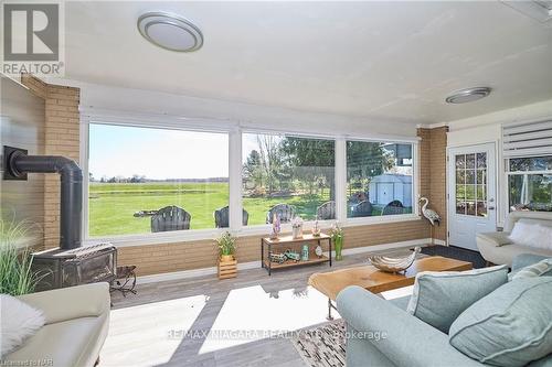 43225 Pettit Road W, Port Colborne, ON - Indoor Photo Showing Living Room