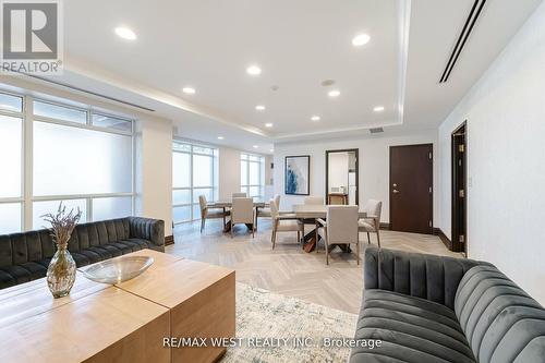 308 - 800 Sheppard Avenue W, Toronto, ON - Indoor Photo Showing Living Room