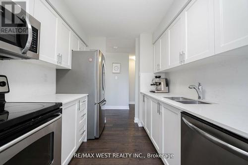 308 - 800 Sheppard Avenue W, Toronto, ON - Indoor Photo Showing Kitchen With Double Sink