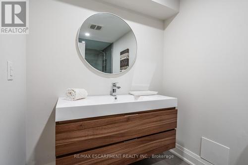 81 Flanders Drive, Hamilton, ON - Indoor Photo Showing Bathroom