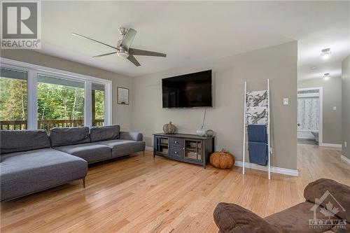 1523 Garden Of Eden Road, Renfrew, ON - Indoor Photo Showing Living Room