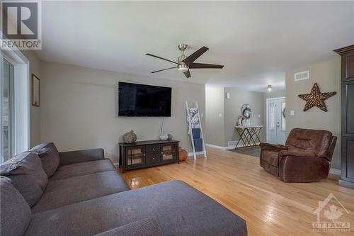 1523 Garden Of Eden Road, Renfrew, ON - Indoor Photo Showing Living Room