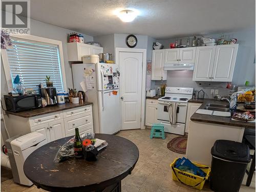 312 99 Avenue, Dawson Creek, BC - Indoor Photo Showing Kitchen With Double Sink