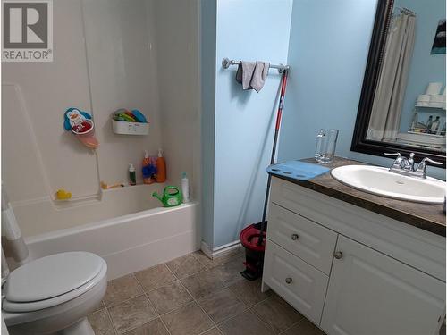 312 99 Avenue, Dawson Creek, BC - Indoor Photo Showing Bathroom