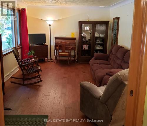 335 Delcrest Avenue E, Norfolk, ON - Indoor Photo Showing Living Room