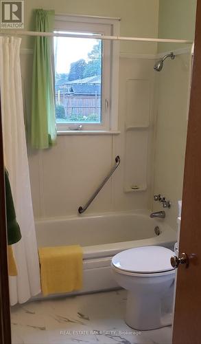 335 Delcrest Avenue E, Norfolk, ON - Indoor Photo Showing Bathroom