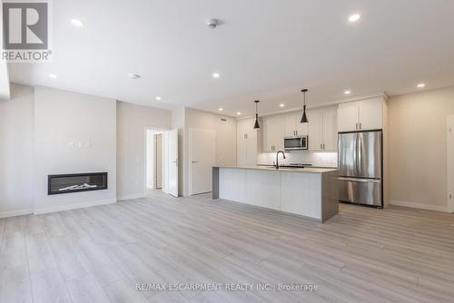 110 - 123 Lincoln Street, Welland, ON - Indoor Photo Showing Kitchen With Stainless Steel Kitchen With Upgraded Kitchen