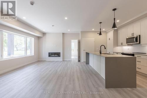 110 - 123 Lincoln Street, Welland, ON - Indoor Photo Showing Kitchen With Upgraded Kitchen