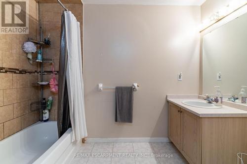 16 Newell Court, Hamilton (Waterdown), ON - Indoor Photo Showing Bathroom