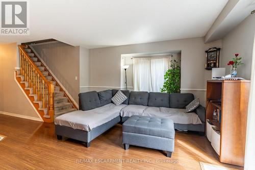 16 Newell Court, Hamilton (Waterdown), ON - Indoor Photo Showing Living Room