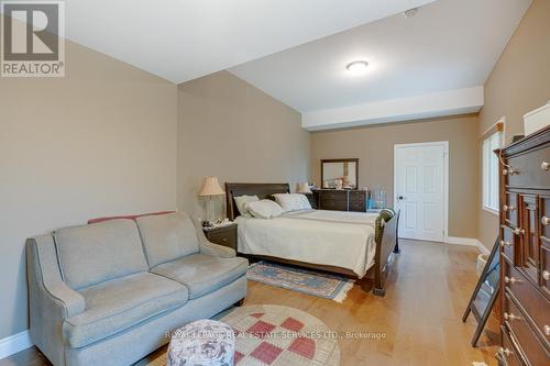 6949 Thorold Stone Road, Niagara Falls (Stamford), ON - Indoor Photo Showing Bedroom