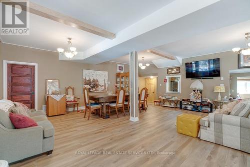 6949 Thorold Stone Road, Niagara Falls (Stamford), ON - Indoor Photo Showing Living Room